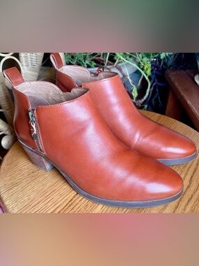 Vionic Cecily Leather Ankle Boot with Side Zip and Block Heel. Wide Fit.